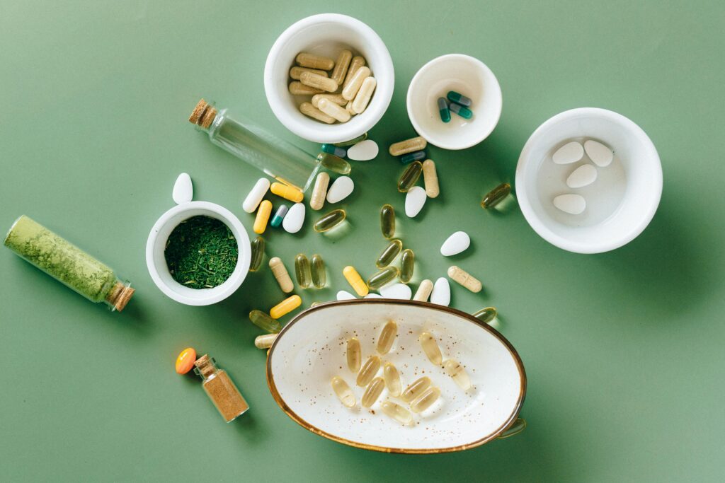 High-resolution promotional image displaying top diet supplements for weight loss including green tea extract, Garcinia Cambogia, CLA, and more. Designed for SEO targeting weight loss supplement searches in the USA and optimized for affiliate marketing.