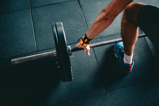thlete using the best lifting straps for weightlifting during a heavy deadlift at the gym, showing secure wrist support and enhanced grip control